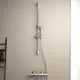 Brausethermostat mit Handbrause und verchromten Oberflächen, montiert an einer hellen Wand, von Ideal Standard.